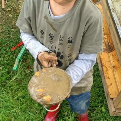 Nico agarrando un cacharro lleno de barro