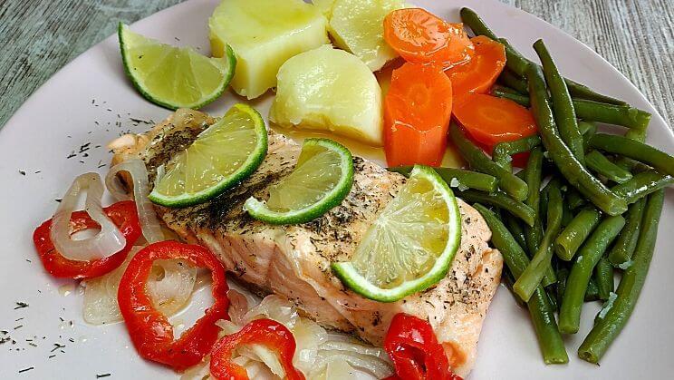 Salmón con hervido de verduras
