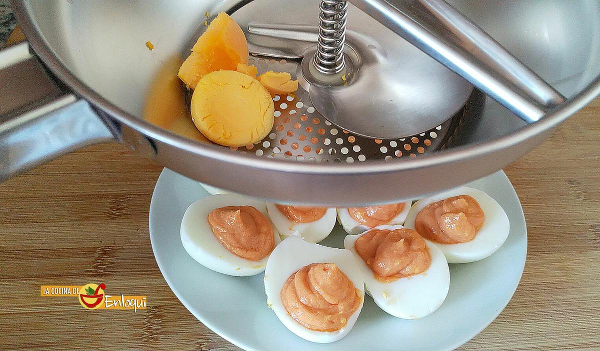 Huevos cocidos rellenos con solo 2 ingredientes