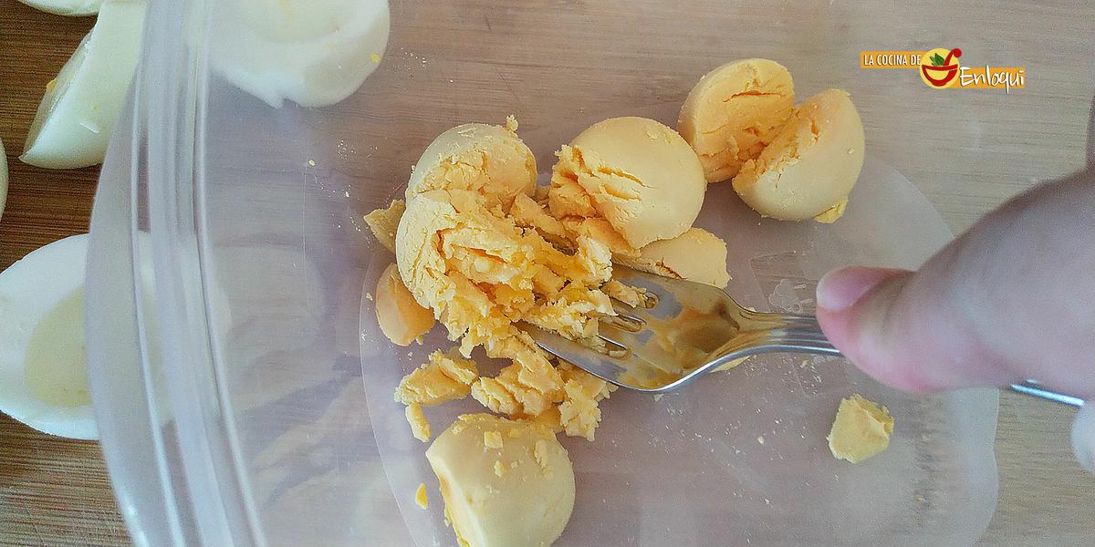 Huevos cocidos rellenos con solo 2 ingredientes