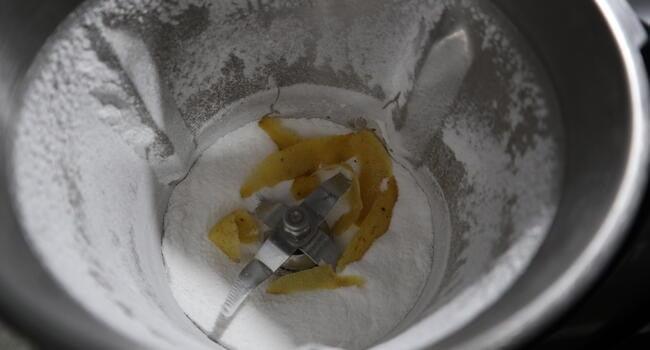 Echar el azúcar y la piel del limón para picarlos