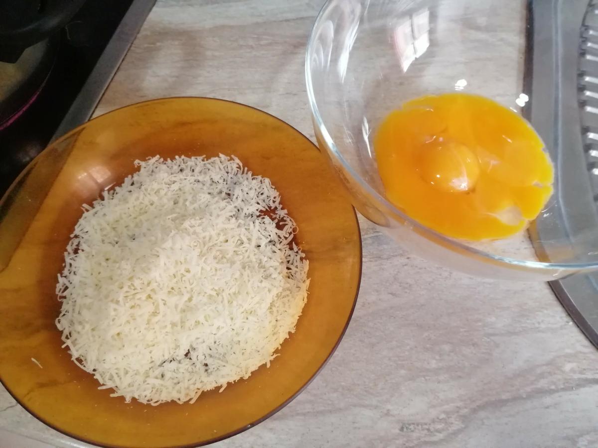 queso parmesano o pecorino y huevos para hacer la salsa carbonara