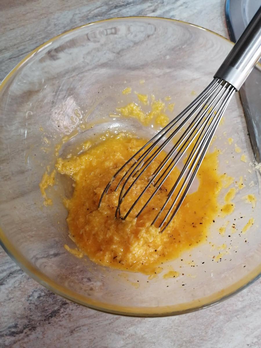 batiendo huevos para espaguetis a la carbonar