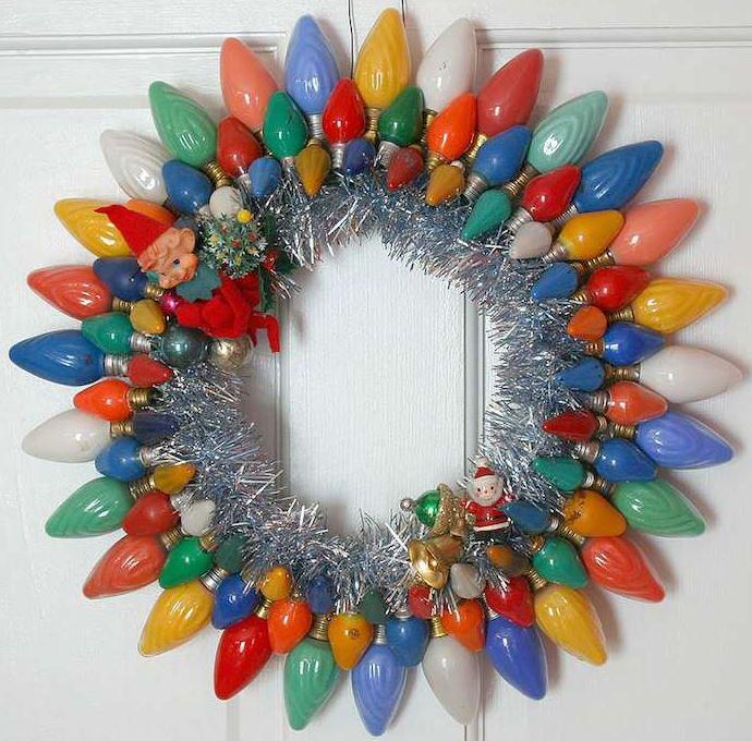 Corona de navidad con bombillas. Vía EcoInventos.