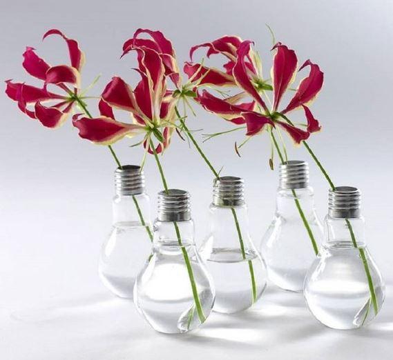 Bombillas como florero. Via Decoratrix.