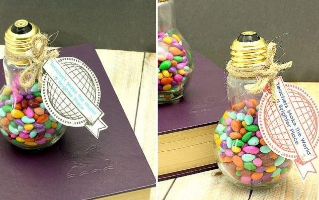 Introduce regalos. Vía UncommonDesigns.