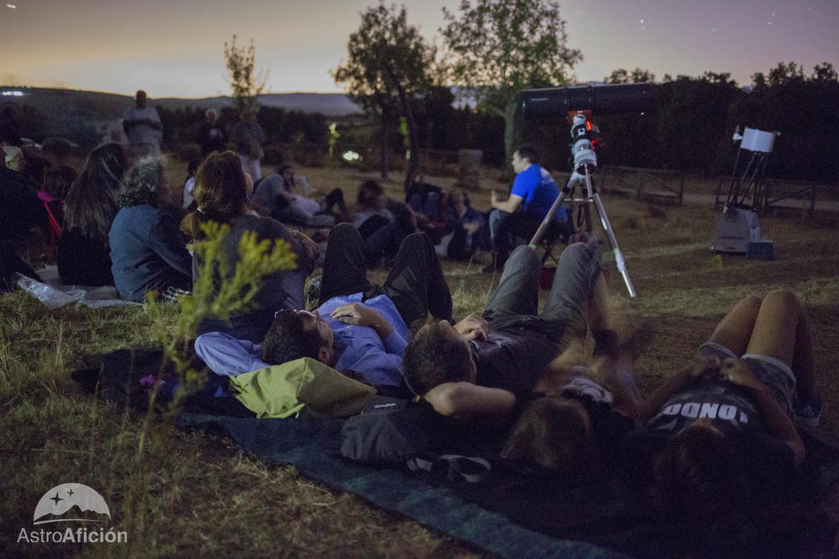 Foto de gente tumbada en el campo mirando al cielo preparadas para observas las Perseidas