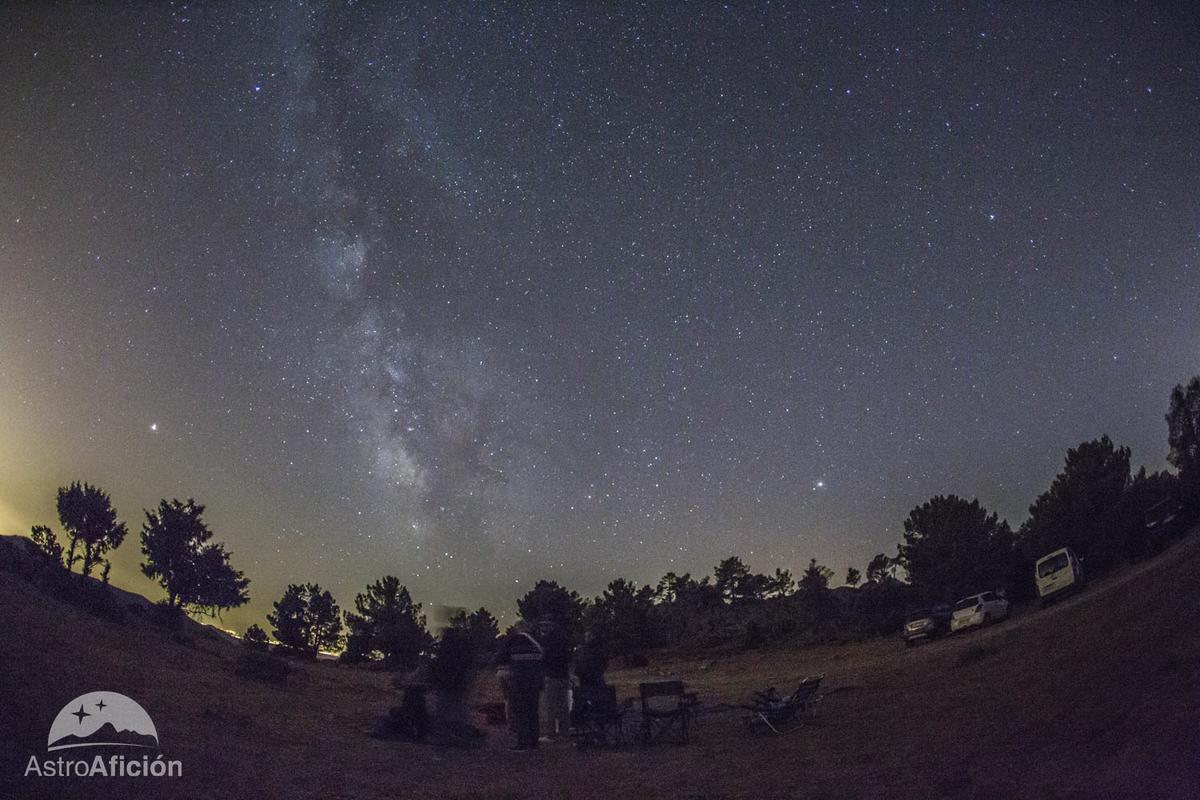 Foto del cielo con en el campo con estrellas, se ve la vía láctea, sitio perfecto de observación de las Perseidas