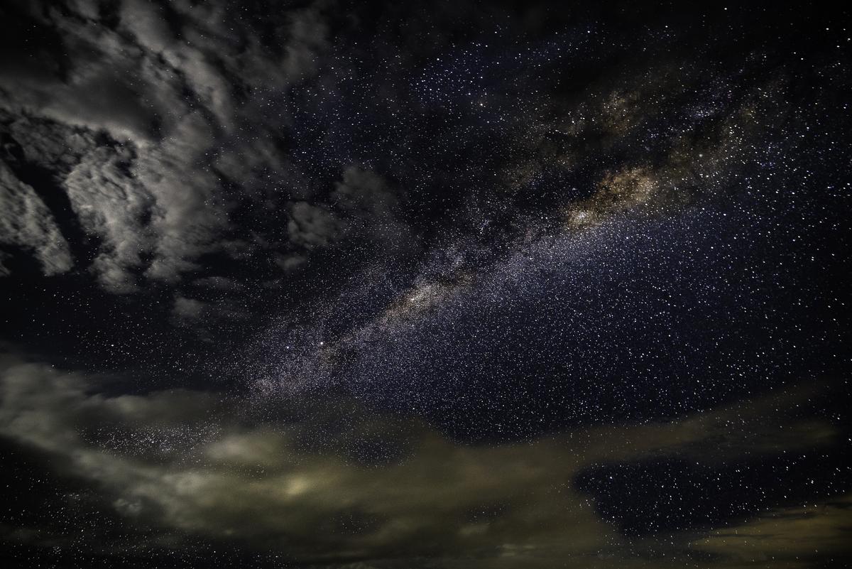 cielo estrellado detrás de algunas nubes por la noche