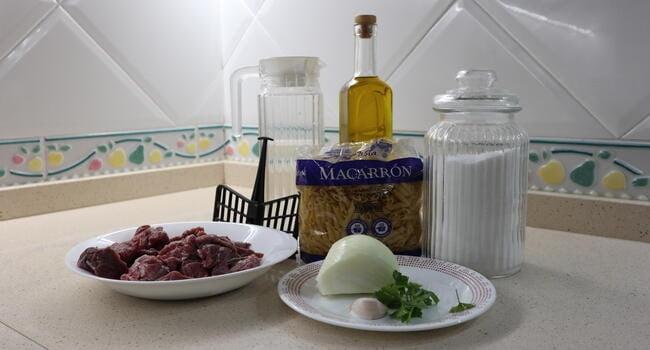 Los ingredientes necesarios para hacer macarrones a la boloñesa con Mambo