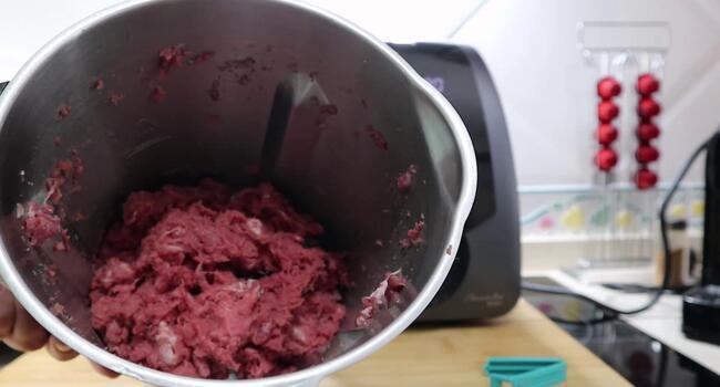 Picar la carne picada con Mambo