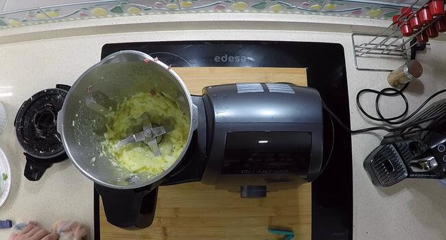 Picar la cebolla y sofreír para la salsa