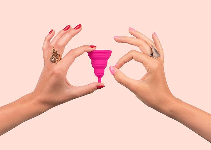 Copa menstrual sujeta