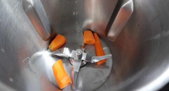 Triturar las zanahorias para la salsa