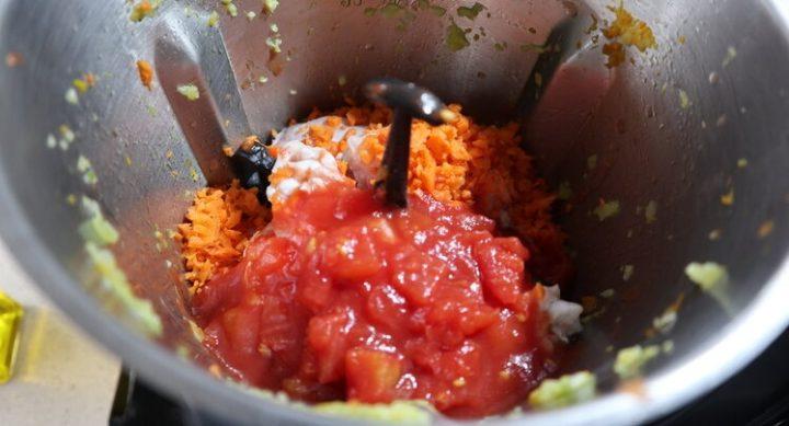 Hacer la salsa de para el pollo con el tomate 