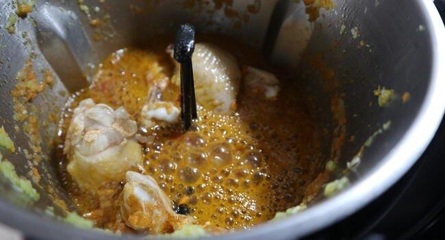 Añadimos la Coca-Cola para hacer el pollo