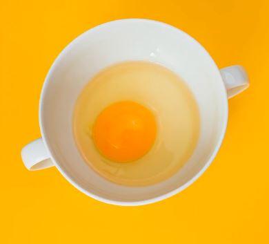 Huevo y aceite para las manos.