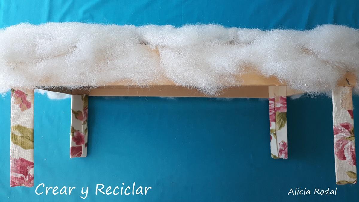 En este tutorial te muestro Cómo hacer una mesita auxiliar, multiusos, con una simple caja de madera o huacal DIY Reciclaje creativo Ideas creativas