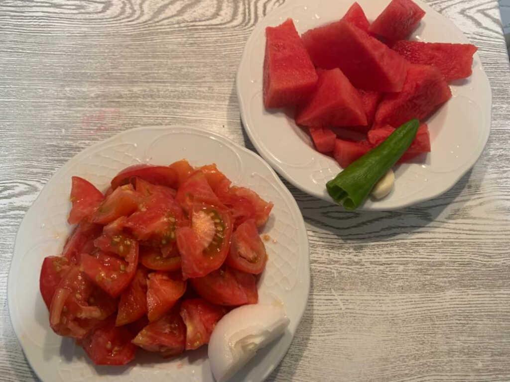 Ingredientes del gazpacho de sandía y tomate