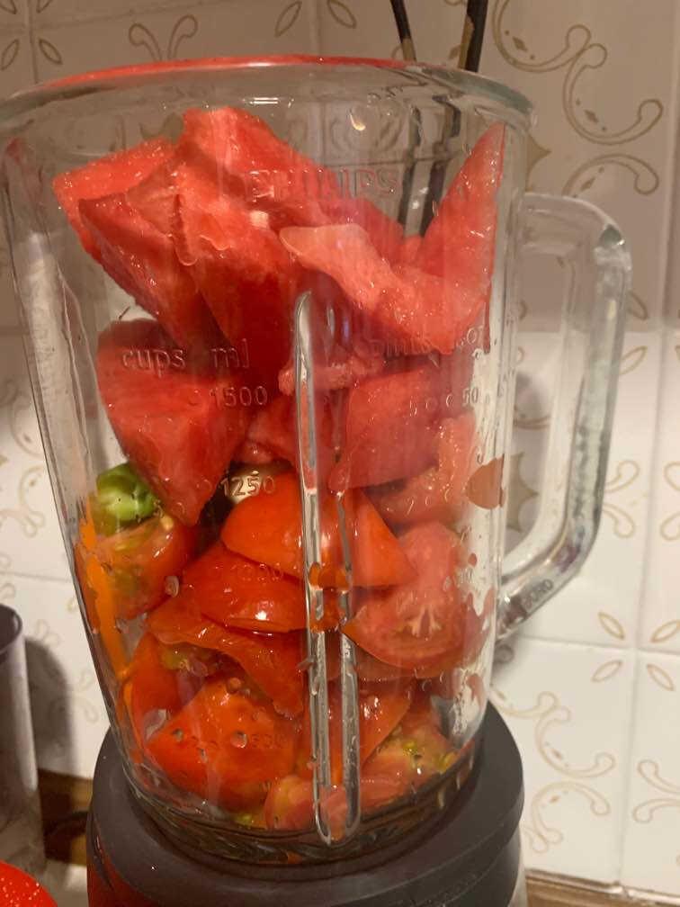 Tomates, sandía, ajo, cebolla y pimiento en la batidora