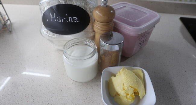 Los ingredientes para hacer la salsa bechamel