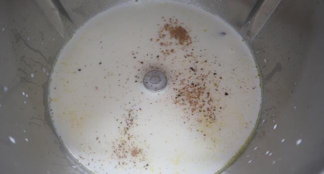 Los ingredientes en el vaso de Mambo para hacer la salsa