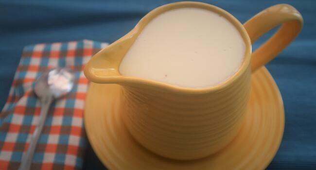 La salsa bechamel casera terminada y lista para las recetas