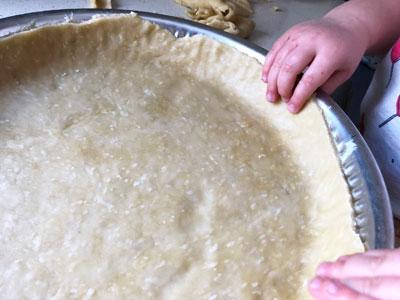 extender la masa en una bandeja de horno