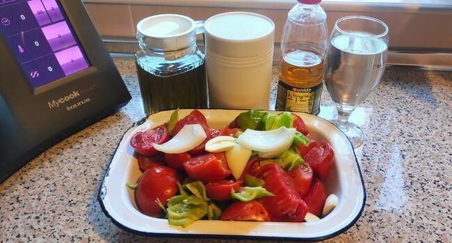 Los ingredientes necesarios para hacer gazpacho tradicional con Mycook