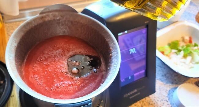 Echamos el aceita para que el gazpacho quede más suave