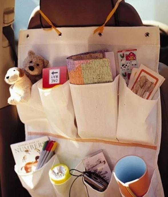 Juguetes en el coche para bebés. Vía Marthastewart.