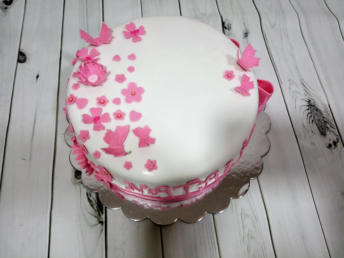 Vista cenital tarta flores y mariposas