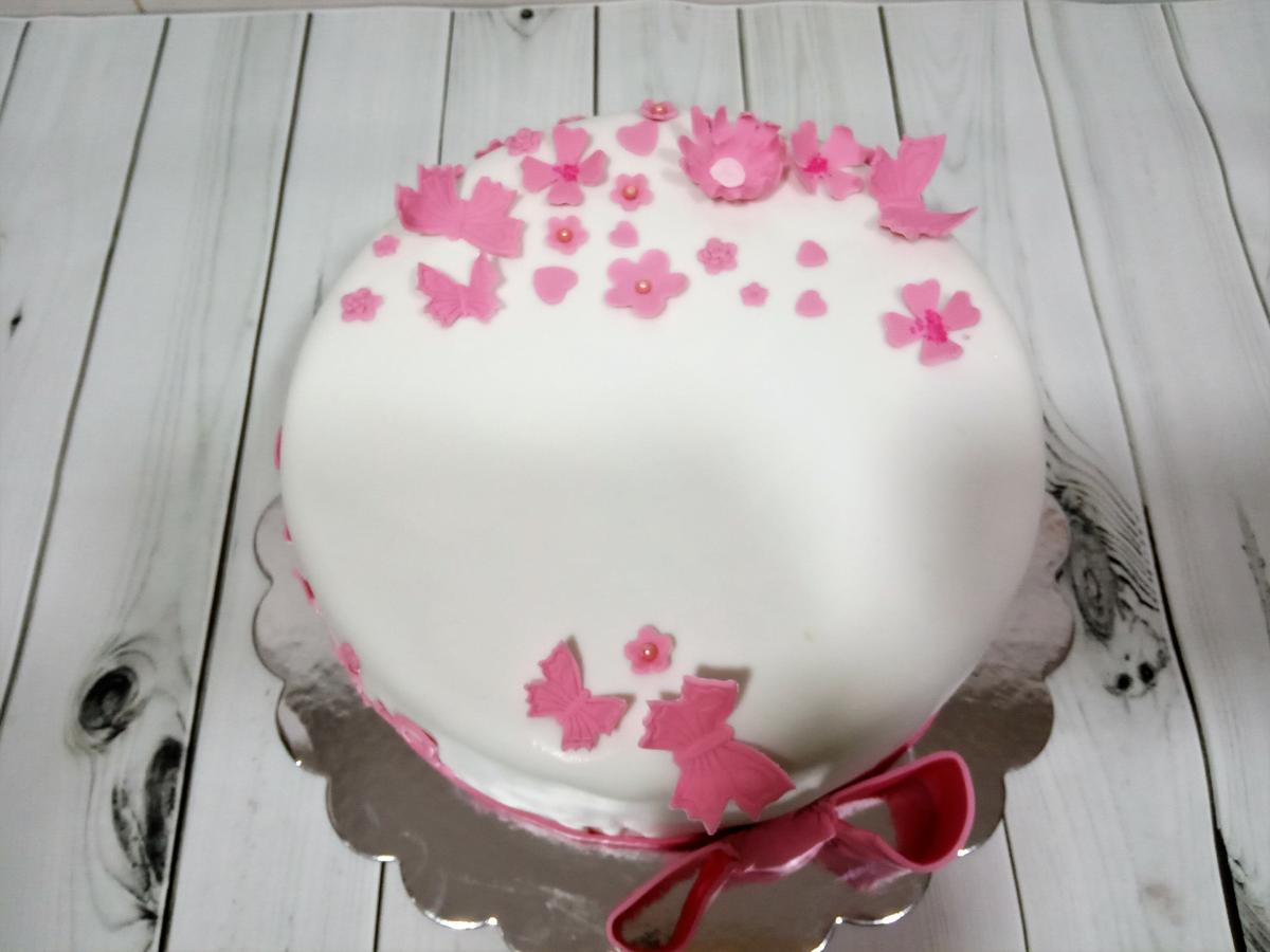Tarta flores, mariposas y lazo de fondant