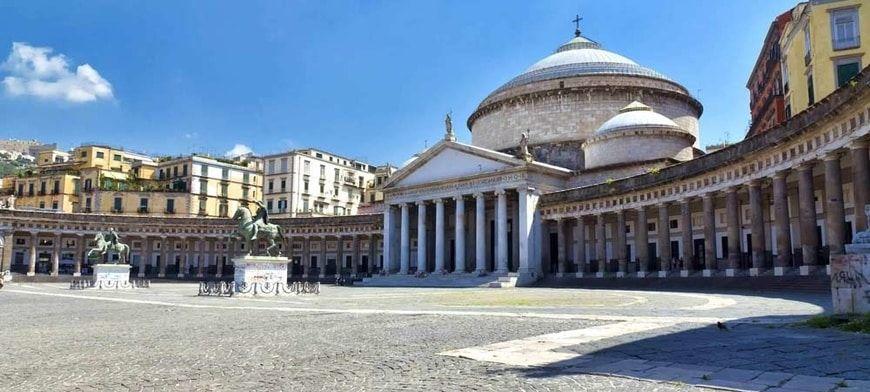 Nápoles-plaza-del-plebiscito