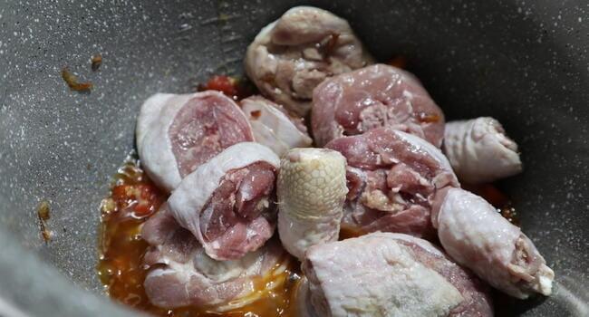 Echamos el pavo y el vino para evaporar el alcohol