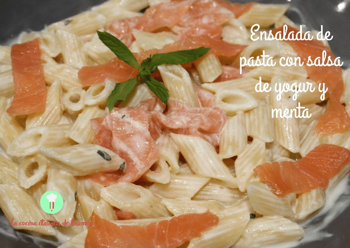 Ensalada de pasta con salmón y salsa de yogur y menta