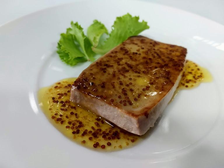 Atún a la plancha con salsa de mostaza a la miel