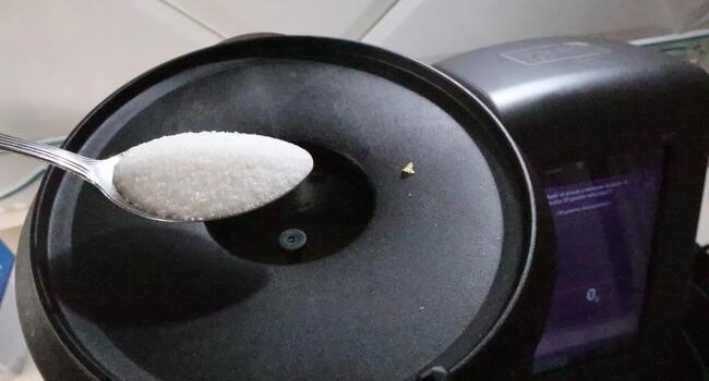 Ahora le añadimos el azúcar y mezclamos bien