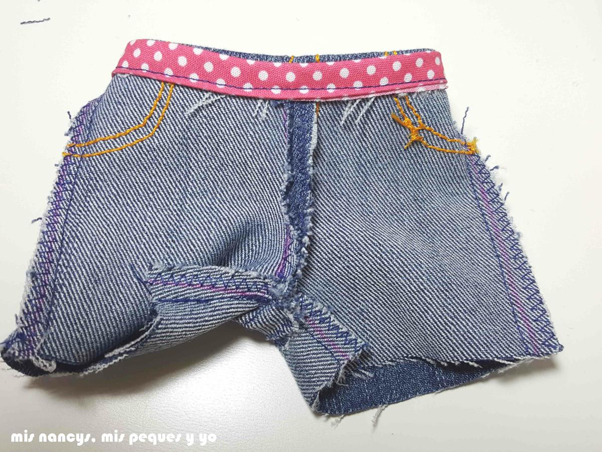 mis nancys, mis peques y yo, tutorial pantalón corto para Nancy, modelo short vaquero deshilachado, pantalón por el revés