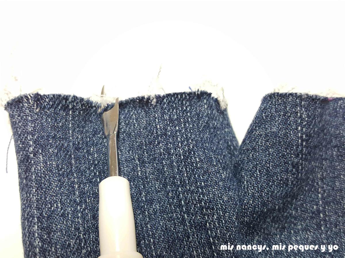 mis nancys, mis peques y yo, tutorial pantalón corto para Nancy, modelo short vaquero deshilachado, hacer cortes con un descosedor