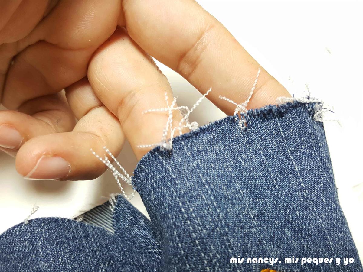 mis nancys, mis peques y yo, tutorial pantalón corto para Nancy, modelo short vaquero deshilachado, quitar los hilos horizontales