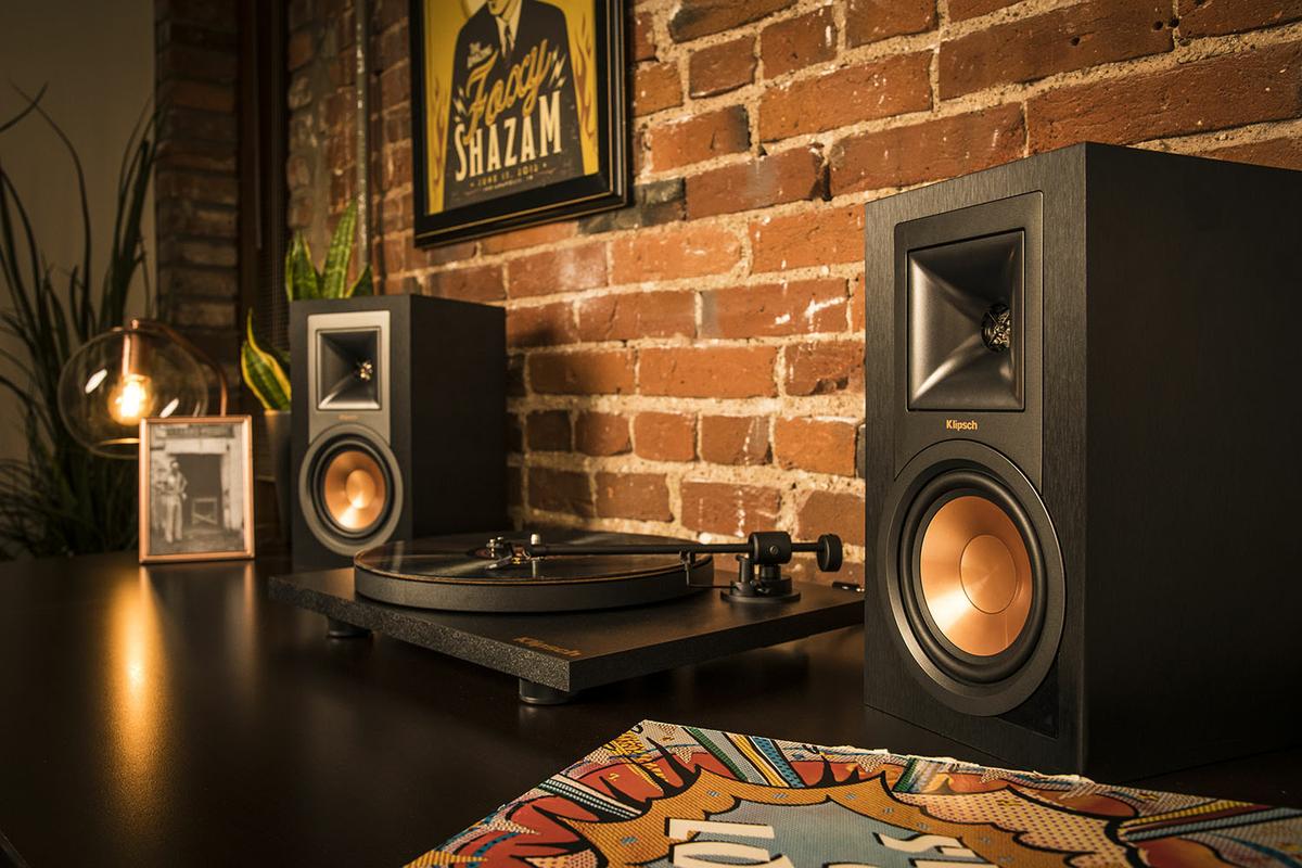 Klipsch R-15PM altavoces conectados a un reproductor de vinilo