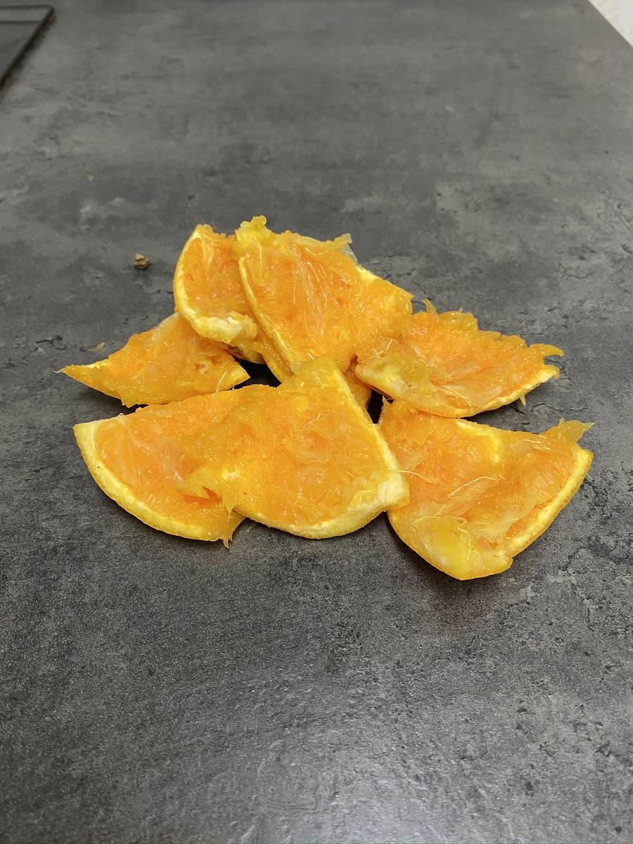 2. Corta la cáscara en pedazos pequeños