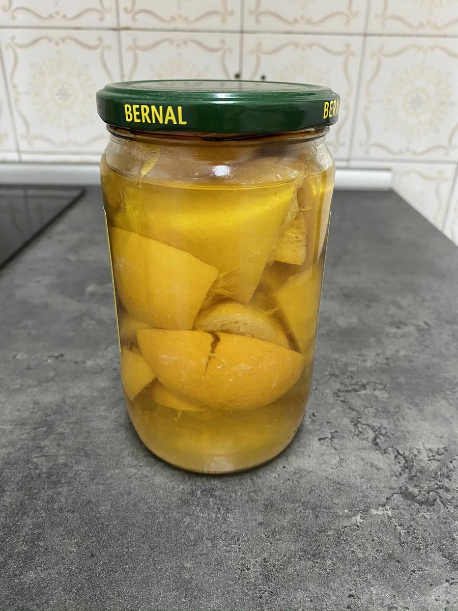 3. Coloca las cáscaras en un tarro, añade agua y azúcar. Deja fermentar 3/4 semanas