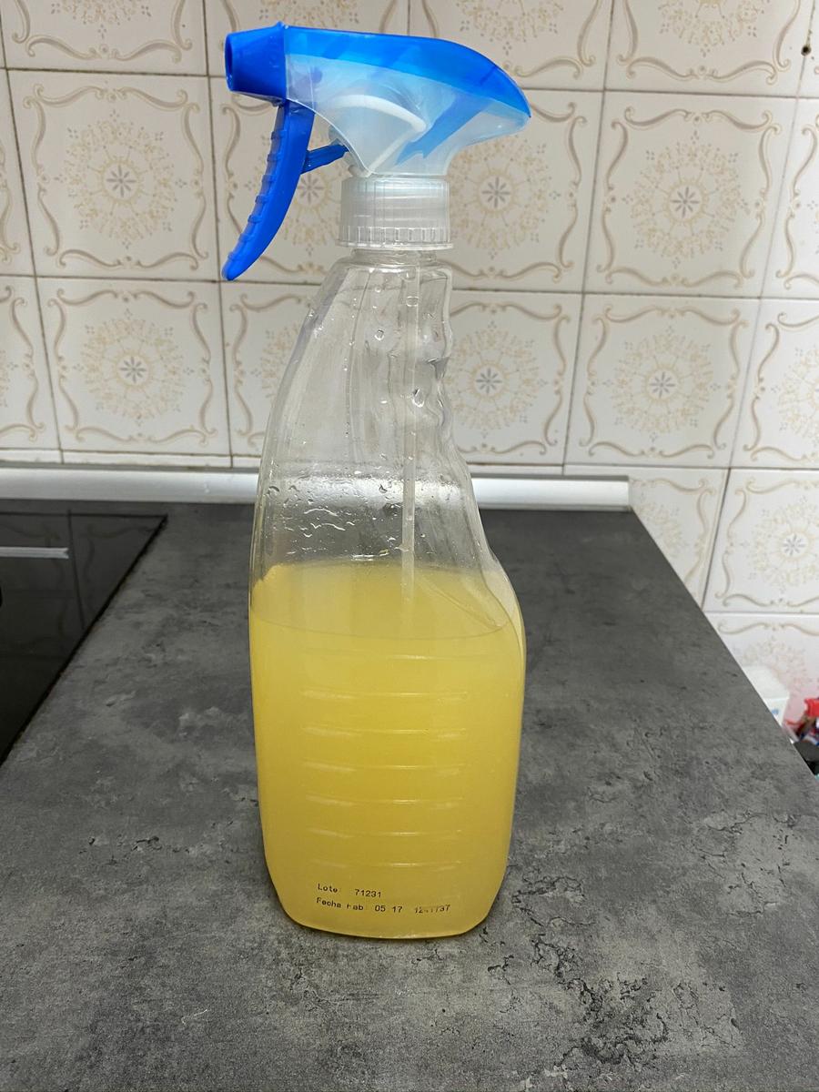 4. Pasa el líquido a un envase tipo spray para utilizar como limpiador multiusos