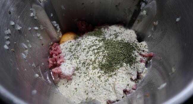 Echamos todos los ingredientes incluido la carne picada y mezclamos