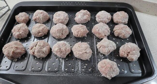 Ponemos las albóndigas en una bandeja de horno y horneamos