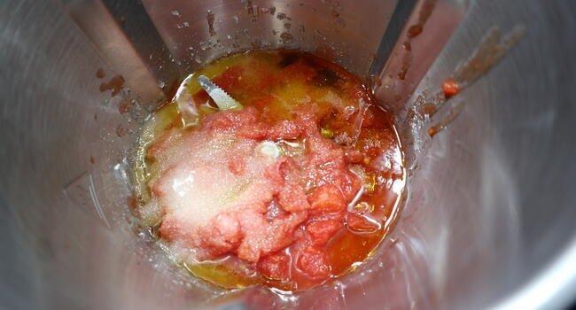 Echamos los ingredientes para hacer la salsa de tomate