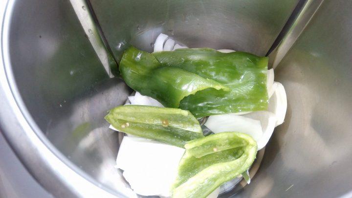 Echamos la verdura en el vaso y picamos