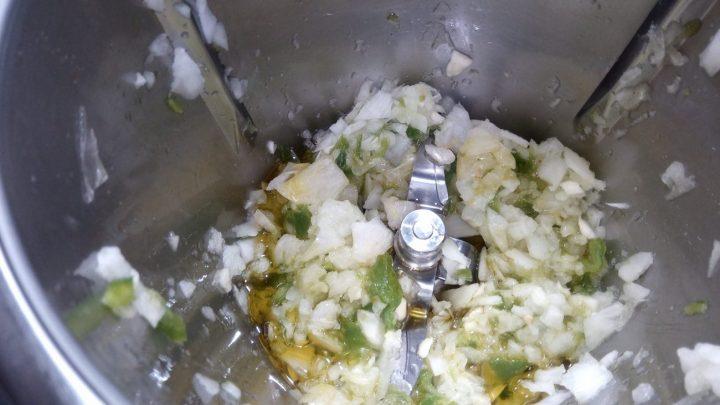 Echamos el aceite y sofreímos las verduras